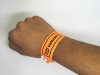 utilizao-pulseira-de-identificacao-vip-vinil-larga-laranja-neon-